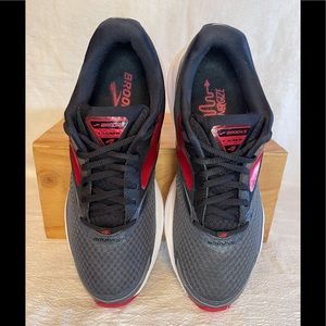 Used brooks launch 4, men’s size 8.5 running/Athletic shoe Silver/red
